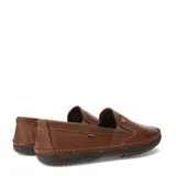 Mocasines de cuero color negro para hombre, con diseño easy wear, costuras artesanales visibles y detalles de elásticos laterales para un calce cómodo.