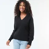 Sweater de punto color negro con cuello en pico y mangas largas con puños acanalados.