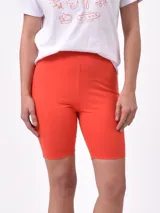 Short tipo biker de tiro alto, ajustado al cuerpo, en color naranja vibrante.