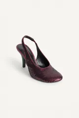 Zapato de tacón destalonado con acabado en abalorios, escote redondo y punta redonda, con tacón alto fino.