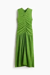Vestido largo verde de punto con efecto arrugado, escote en V y diseño sin mangas. Presenta un frente drapeado con fruncidos y una falda con vuelo con costura fruncida baja.