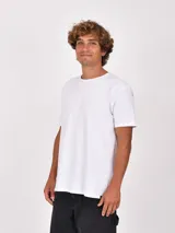 Remera básica de manga corta y cuello redondo, color negro.