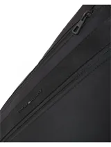 Cartera cruzada de nailon color negro con diseño triangular y acabado texturizado. Presenta un compartimento principal con cierre de cremallera, un bolsillo exterior frontal con cierre y el logo metálico de Tommy Hilfiger en la parte delantera.