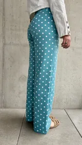 Jean recto de tiro alto color turquesa con estampa de lunares blancos, confeccionado en denim con lycra.