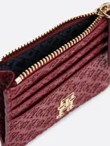 Tarjetero Tommy Hilfiger color borgoña con monograma TH en bajo relieve, compartimento con cremallera y múltiples ranuras exteriores para tarjetas.