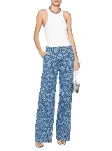 Pantalón jean de tiro bajo con estampado de ranas en azul y blanco, corte recto y bolsillos cargo.