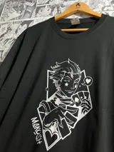 Remera negra con estampado de Hisoka de Hunter x Hunter con vinilo textil blanco.