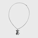 Collar de acero con dije plateado completamente incrustado de circonias brillantes.