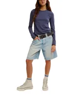 Remera de manga larga color gris oscuro, con cuello redondo y terminaciones al corte. Está confeccionada en una mezcla de algodón orgánico y reciclado, ofreciendo un calce entallado y cómodo.