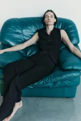 Chaleco negro entallado de Zara Woman Collection, con escote pico, sin mangas, forro interior a tono, bajo asimétrico y cierre frontal con botones.