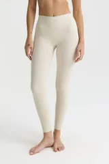 Calza larga de tiro alto, confeccionada en tejido técnico elástico que ofrece sujeción y moldea la figura.