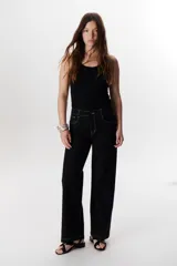 Pantalón de corte recto con costuras a contratono, confeccionado en una mezcla de lino y fibras elásticas. Presenta tiro medio, bolsillos laterales y traseros, y cierre frontal con botón.