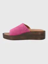 Sandalia Hush Puppies color rosa con plataforma de madera.