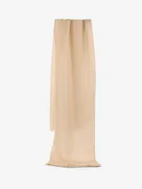 Bufanda de estilo clásico color gris claro, con detalles de flecos cortos en los extremos. Tejido suave y cálido.