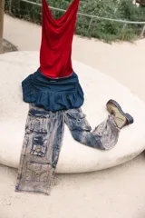 Falda corta estilo balloon de color rojo intenso, con cintura marcada y volumen fruncido en el ruedo.