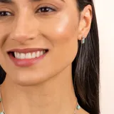 Aros de plata 925 con un topacio azul circular y una piedra ónix paraiba rectangular.