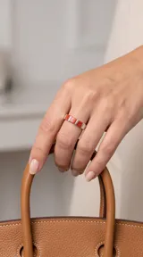 Anillo de banda de plata 925 con incrustaciones rectangulares de pasta de coral rojo.