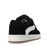 Championes de estilo urbano con diseño bicolor en negro y blanco, confeccionados en material tipo gamuza con cordones anchos blancos y suela de goma color caramelo.