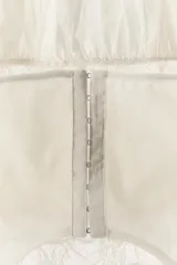 Top blanco de escote cuadrado y mangas cortas abullonadas, con diseño combinado de tejido fruncido en la parte superior y corsé con encaje y cintas colgantes en la parte inferior.