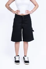 Bermuda de jean celeste, tiro alto, corte holgado y largo a la rodilla.