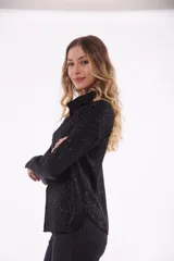 Camisa negra de poliéster con cuello clásico, cierre frontal con botones y estampado de pequeños puntos blancos.