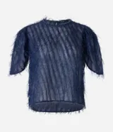 Blusa de chiffon azul marino con cuello redondo, mangas cortas con pliegues en los hombros y textura con felpas.