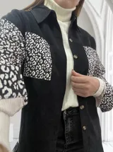 Sobrecamisa negra de pana con estampado animal print en mangas y bolsillos frontales.