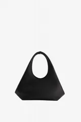 Cartera de cuero granulado negro con silueta rectangular y asa integrada que forma una línea continua con el cuerpo.