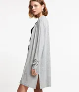 Cardigan alargado de punto liviano color gris, con mangas largas y abertura total.