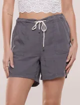 Short verde militar de tiro medio, confeccionado en lyocell con cintura elastizada y cordón tubular de ajuste con punteras metálicas. Cuenta con amplios bolsillos delanteros aplicados y diseño holgado.