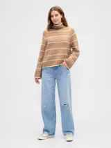 Buzo de punto con cuello alto, diseño estampado estilo fairisle con rayas horizontales y puntos en tonos tostado y blanco. Presenta mangas largas con puños acanalados y ruedo recto.