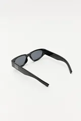 Lentes de sol negros con forma ovalada y patillas gruesas.