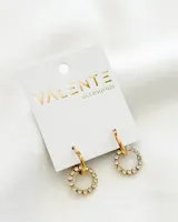 Aros colgantes dorados con forma de aro pequeño, decorados con strass blancos.