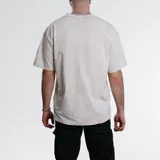 Remera beige de algodón con efecto acid wash y corte holgado.