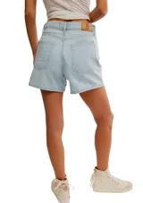 Short de jean celeste con cintura alta y corte recto.