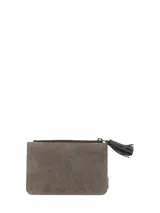 Billetera bifold Rockford, confeccionada en suede gris claro con compartimento frontal y solapa en cuero marrón oscuro. Cuenta con cierre de cremallera metálica con tirador de borla de cuero, cierre de broche magnético, múltiples ranuras para tarjetas y tecnología RFID.