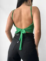 Crop top rojo con breteles finos y escote en V.