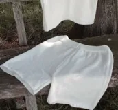 Short tejido de punto en algodón, con cintura elástica y diseño de corte recto.