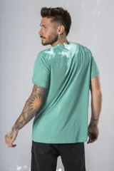 Remera de algodón color verde agua, con cuello redondo, mangas cortas y un bolsillo frontal en el pecho.