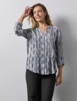 Blusa de gasa estampada marca Ruby Rd, con cuello a la base, escote en V y abertura central con botones. Delantero con plisados y mangas 3/4 regulables con presilla y botón.