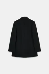 Blazer de cuello solapa y manga larga, con bolsillos delanteros con solapa y cierre frontal de un botón. Presenta un diseño estructurado con forro interior.