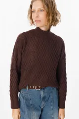 Sweater color crudo con cuello alto y diseño de tejido panal.