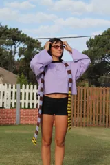 Remera de manga larga color azul marino con cuello redondo en contraste amarillo. Presenta un pequeño bordado en el pecho.