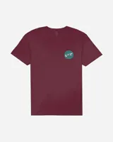 Remera bordó de manga corta con pequeño estampado circular en el pecho y cuello redondo.