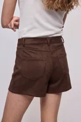 Short de tiro medio y calce recto, confeccionado en tejido con efecto gamuza. Diseño con bolsillos delanteros y traseros, presillas y cierre frontal con botón y cremallera.