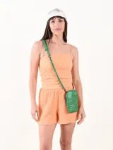 Musculosa color naranja con diseño de fruncido elástico en todo el cuerpo y breteles finos.