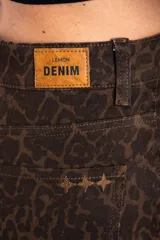 Short marrón con estampado animal print, tiro alto y calce al cuerpo.