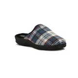 Pantufla cerrada con capellada de tela escocesa en tonos azul, blanco y rojo.