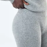 Pantalón acampanado gris de tejido de punto acanalado.