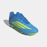 Championes de fútbol Adidas F50 Club, diseñados para terreno firme y multiterreno. Presentan un exterior sintético texturizado en color azul con detalles en amarillo neón, incluyendo las icónicas tres tiras de la marca. Cuentan con suela FXG para tracción óptima en pasto natural y sintético, y lengüeta sintética liviana.